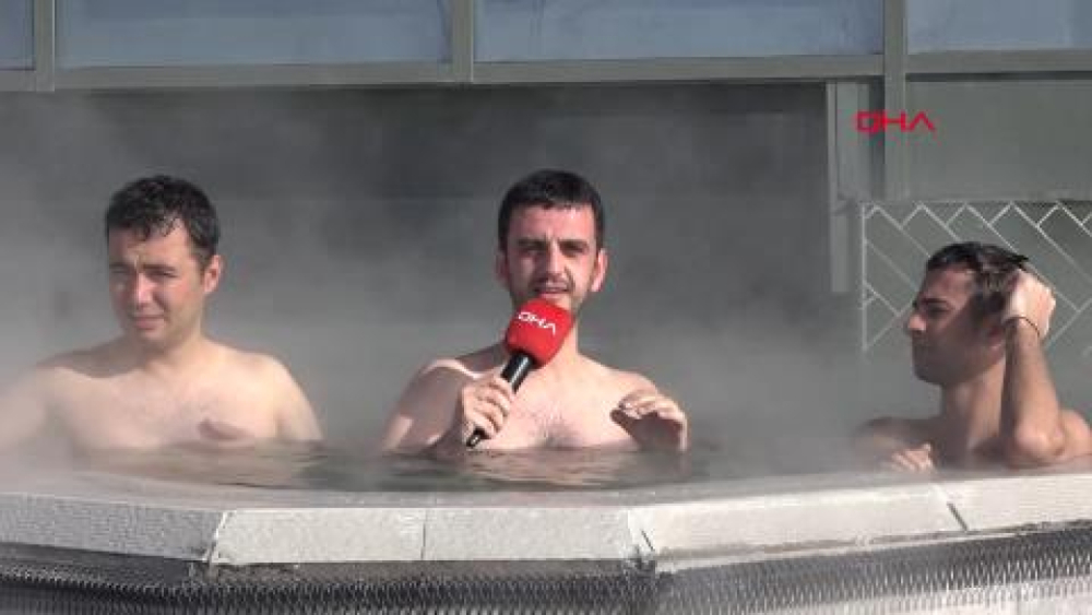 Erciyes Kayak Merkezi’nde eksi 10 derecede sıcak havuza giriyorlar