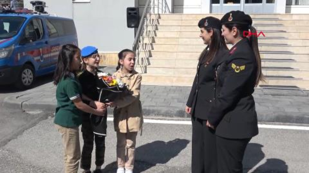 Jandarma köpeklerinden çocuklara 23 Nisan gösterisi