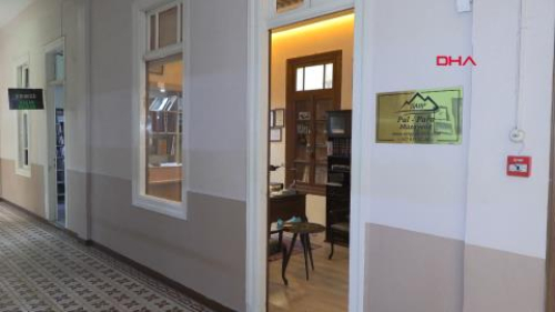 - Koleksiyonundaki pullarla tarihe ışık tutuyor