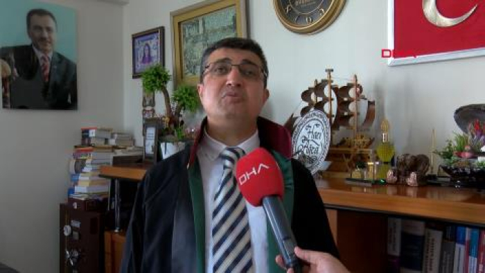 Görme engelli öğretmen, hukuk fakültesinden mezun olduktan 21 yıl sonra avukat oldu