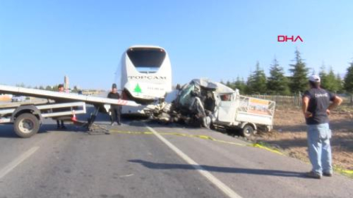 Kamyonet yolcu otobüsüne çarptı; 2 ölü,1 yaralı