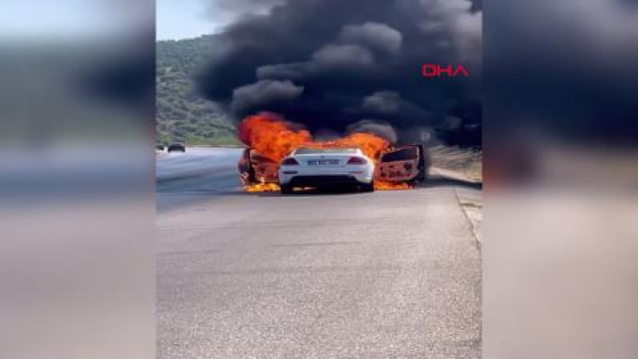 İzmir'de otomobilde çıkan yangın, makilik alana sıçradı
