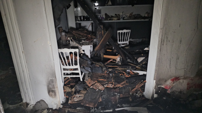 Ahırda çıkan yangın, 2 ev ve depoya sıçradı; 80 küçükbaş öldü