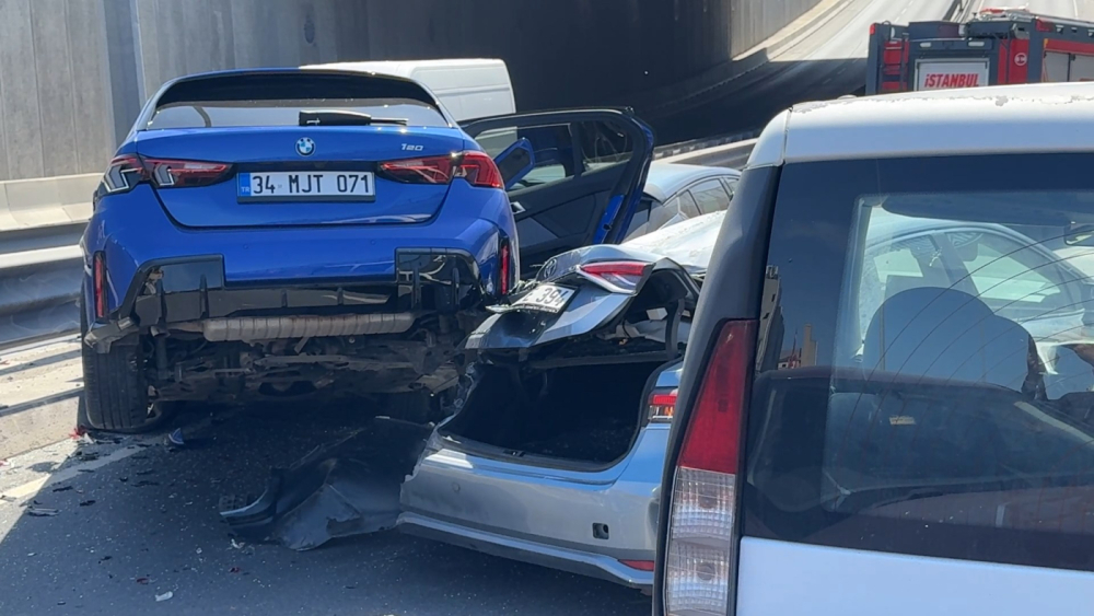 Beylikdüzü’nde alt geçitte 6 aracın karıştığı zincirleme kaza