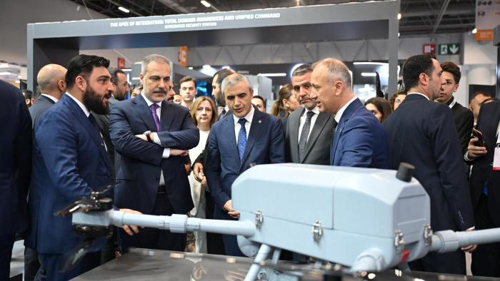 Bakan Fidan, 17'nci Uluslararası Savunma Sanayii Fuarı'nda stantları gezdi