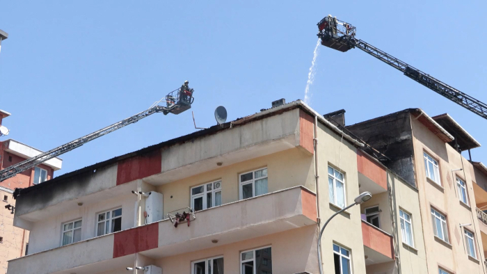 Ümraniye'de 4 katlı binanın çatı katında çıkan yangın söndürüldü