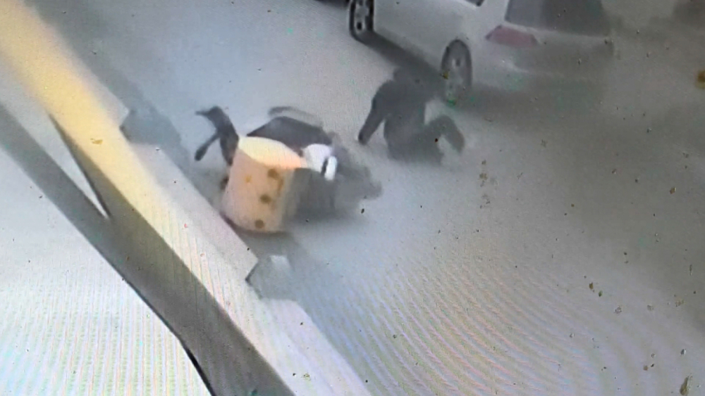 Köpeklerin kovaladığı motokuryenin motosikletinin devrildiği kaza kamerada
