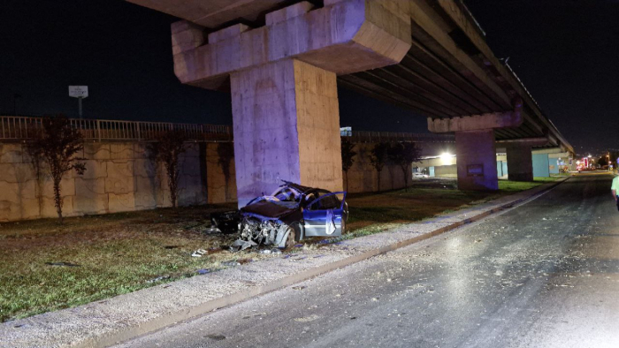Otomobil, otoyol bağlantı köprüsünün ayağına çarptı; 2 yaralı