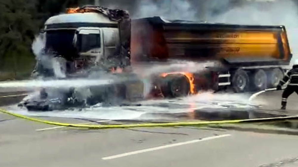 Seyir halindeki kamyon alev alev yandı