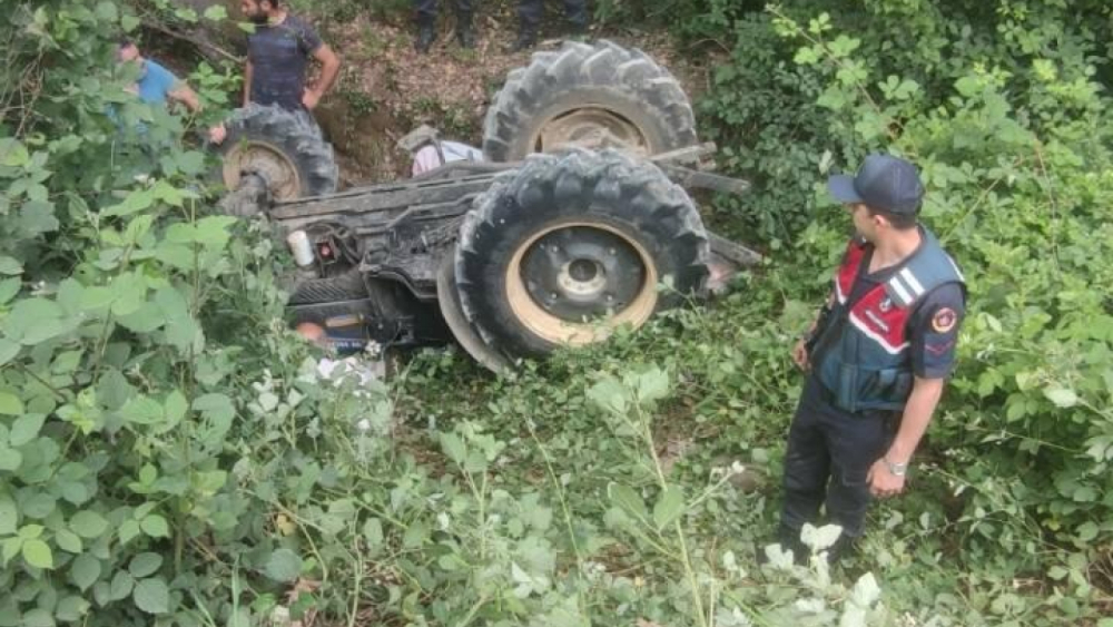 Traktör, dere yatağına devrildi; 2 çocuk annesi öldü